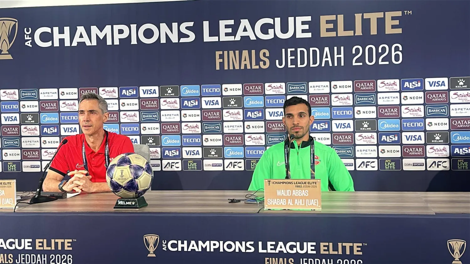 البرتغالي باولو سوزا مدرب فريق شباب الأهلي واللاعب وليد عباس في المؤتمر الصحافي (الشرق الأوسط)