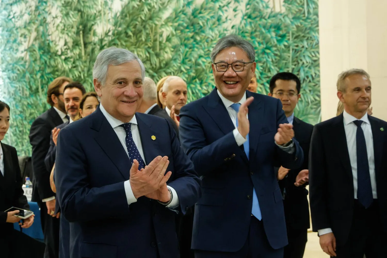 وزير الخارجية الإيطالي أنطونيو تاجاني (يسار) مع وزير التجارة الصيني وانغ وينتاو في مناسبة اقتصادية بالعاصمة الصينية بكين (إ.ب.أ)