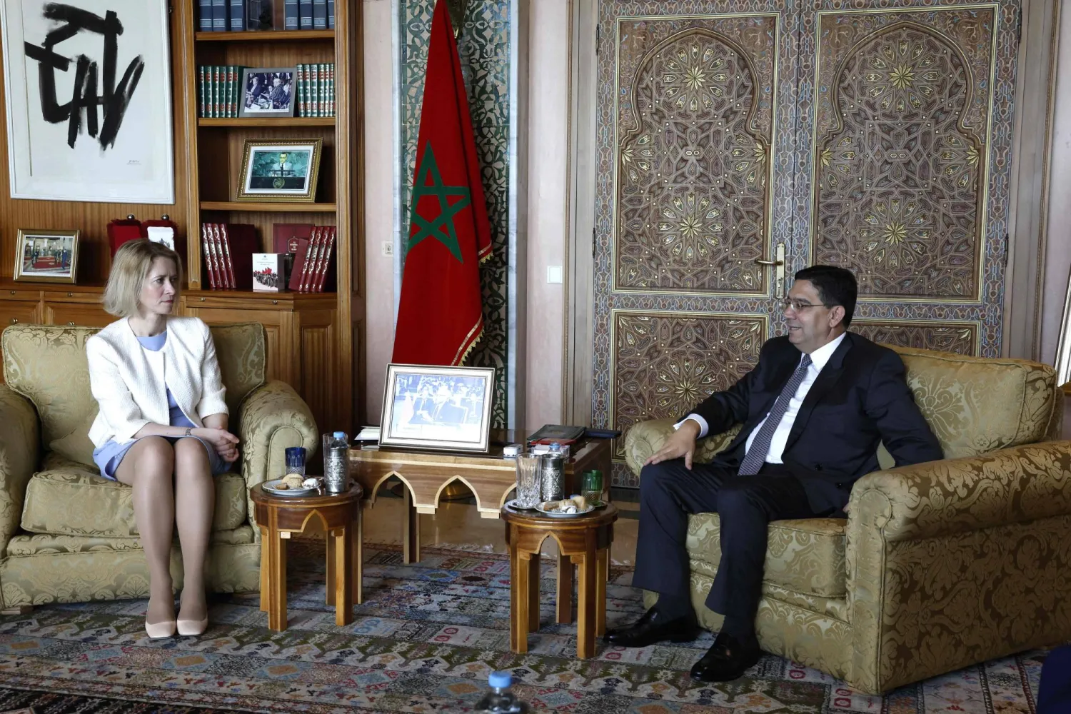 الوزير ناصر بوريطة مستقبلاً الممثلة السامية للاتحاد الأوروبي للشؤون الخارجية والسياسة الأمنية كايا كالاس خلال زيارتها للرباط (أ.ف.ب)