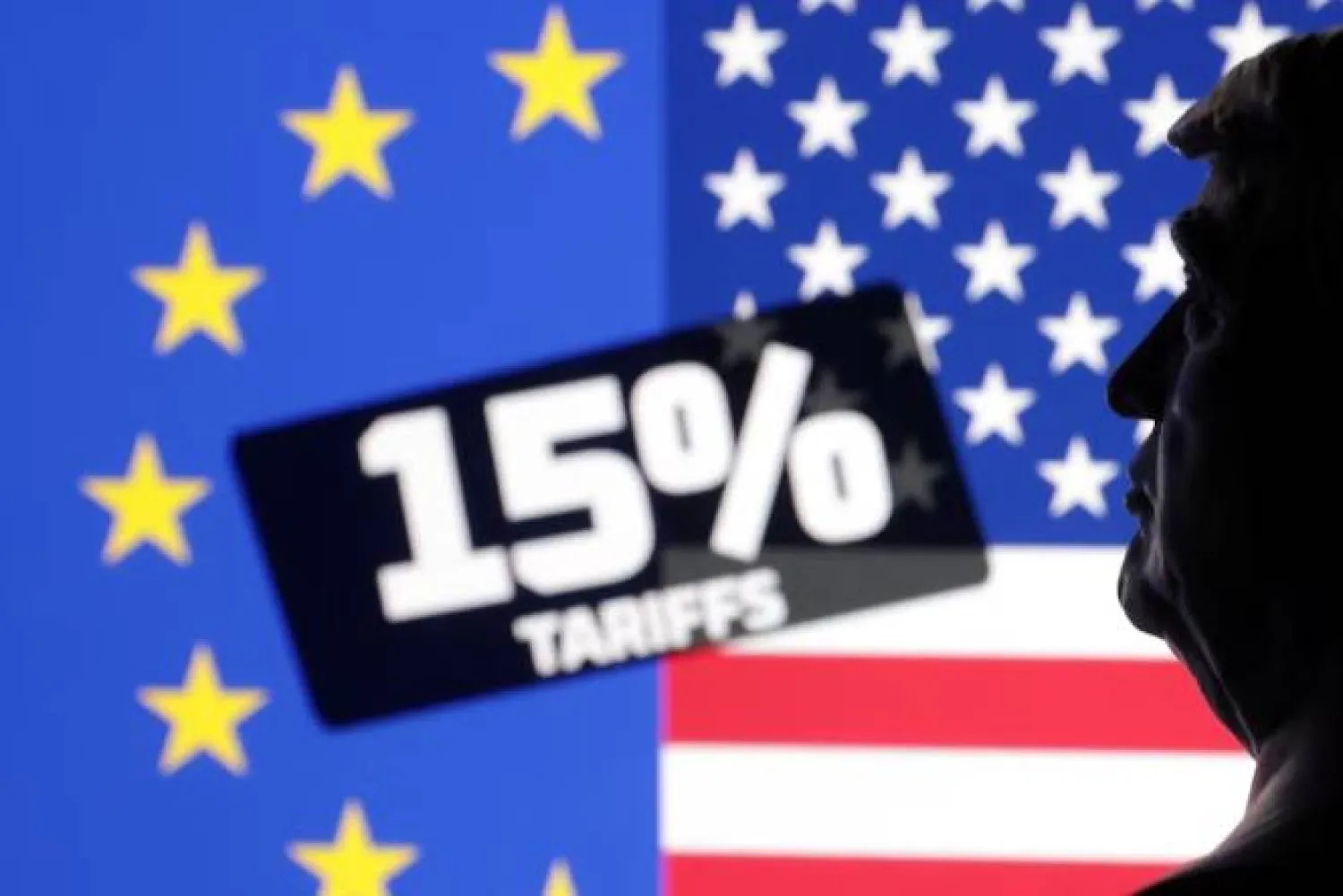 مجسّم لدونالد ترمب مع علمي أميركا والاتحاد الأوروبي وعبارة «رسوم 15 %» في رسم توضيحي (رويترز)