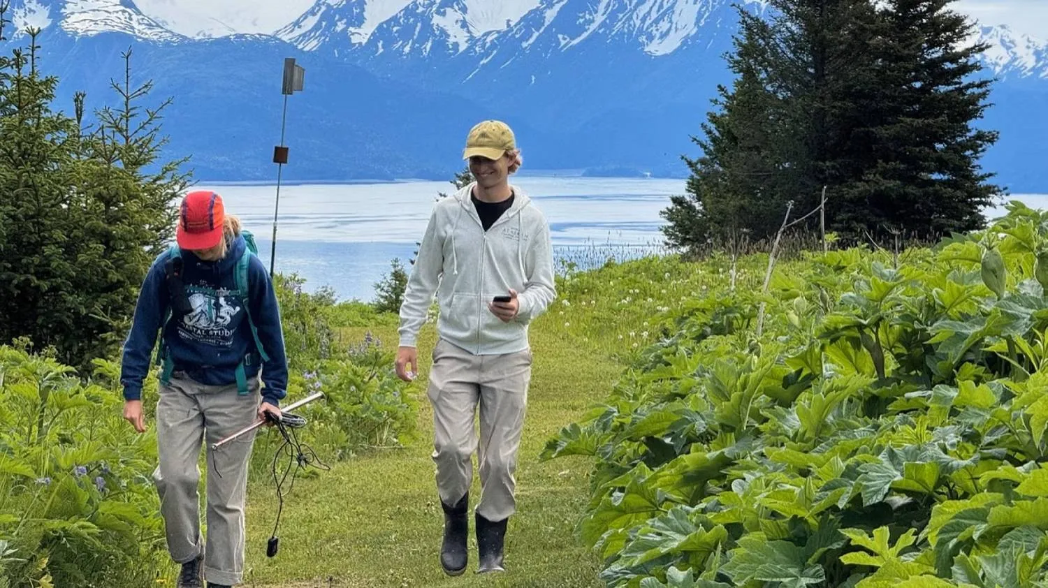 المشي بجانب البحيرات أو الأنهار يقلل الشعور بالوحدة (جامعة جورج تاون)