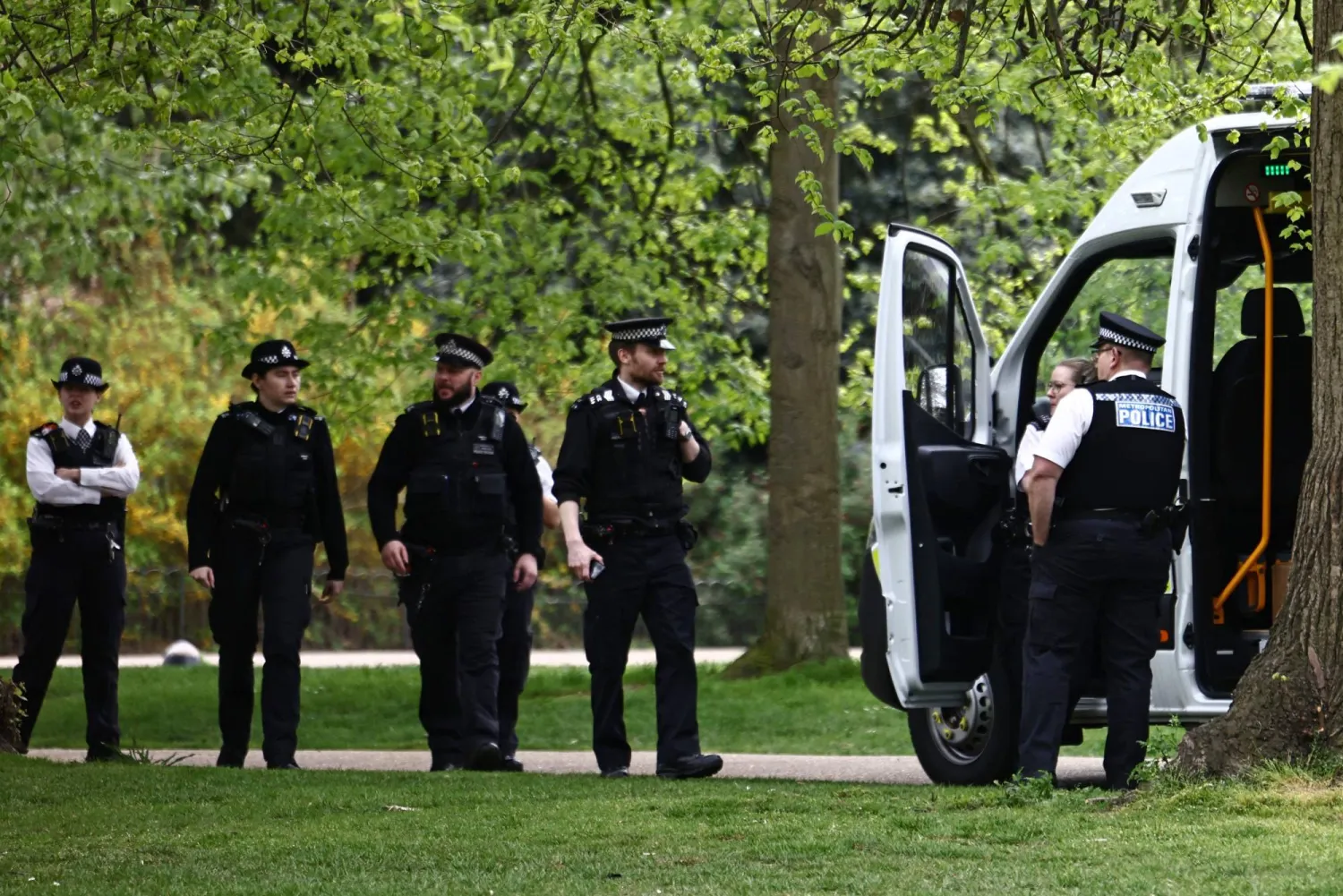 يعمل ضباط الشرطة في حدائق قصر كنسينغتون المغلقة غرب لندن في 17 أبريل 2026 بالقرب من السفارة الإسرائيلية (أ.ف.ب)