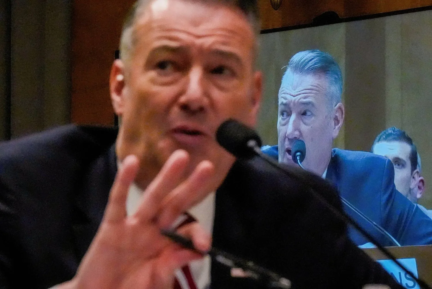 القائم بأعمال مدير دائرة الهجرة والجمارك الأميركية تود ليونز خلال جلسة استماع للجنة الأمن الداخلي والشؤون الحكومية بمجلس الشيوخ الأميركي بواشنطن العاصمة (رويترز)