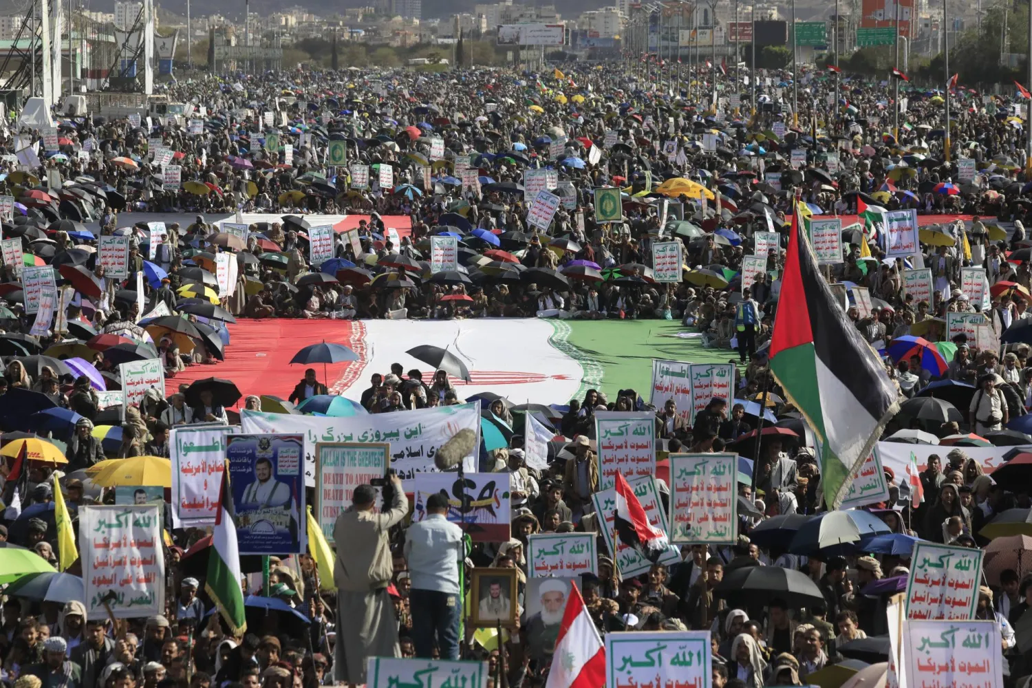 حشد للحوثيين في صنعاء تضامناً مع إيران يوم 10 أبريل 2026 (إ.ب.أ)