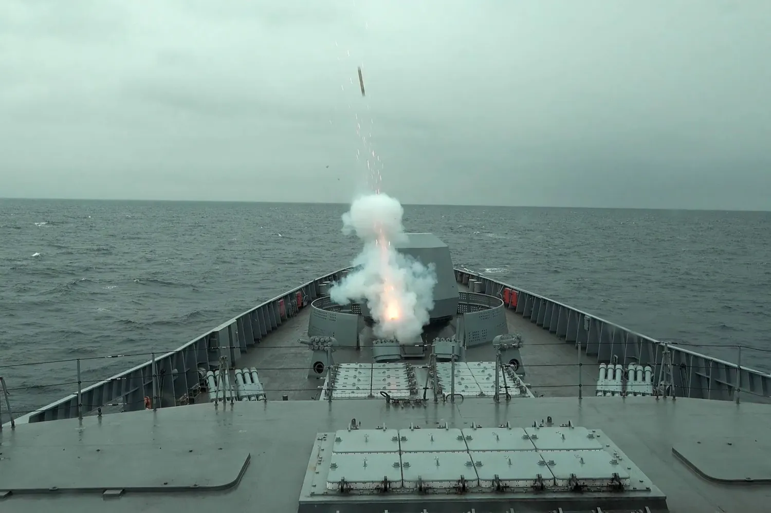 الفرقاطة الروسية «أميرال غولوفكو» تطلق قذيفة مدفعية خلال مناورة بحرية (د.ب.أ)