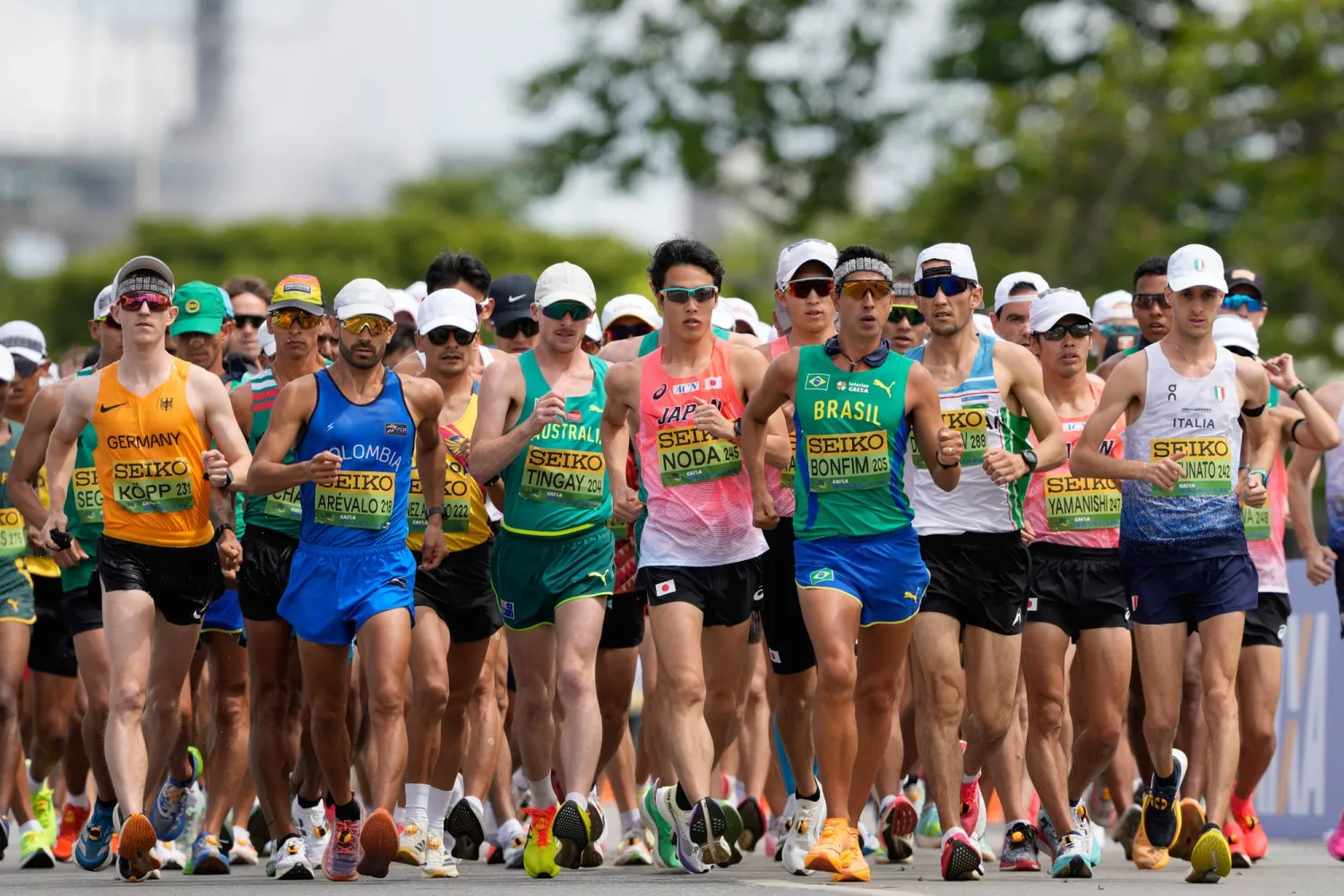 أدت محاولة الرجلين تبديل أرقام المشاركين إلى إنهاء عداءتين خارج المراكز العشرة الأولى (أ.ب)