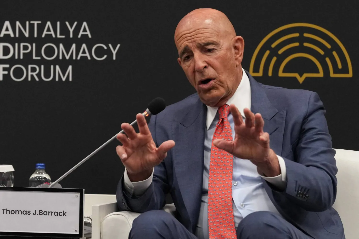 السفير الأميركي لدى تركيا توم براك متحدثاً في إحدى جلسات «منتدى أنطاليا الدبلوماسي» الجمعة (أ.ف.ب)