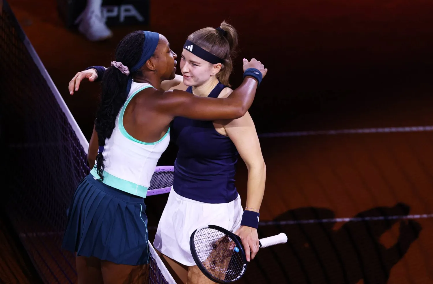 التشيكية كارولينا موتشوفا تعانق الأميركية كوكو غوف بعد فوزها في مباراة الدور ربع النهائي (رويترز)