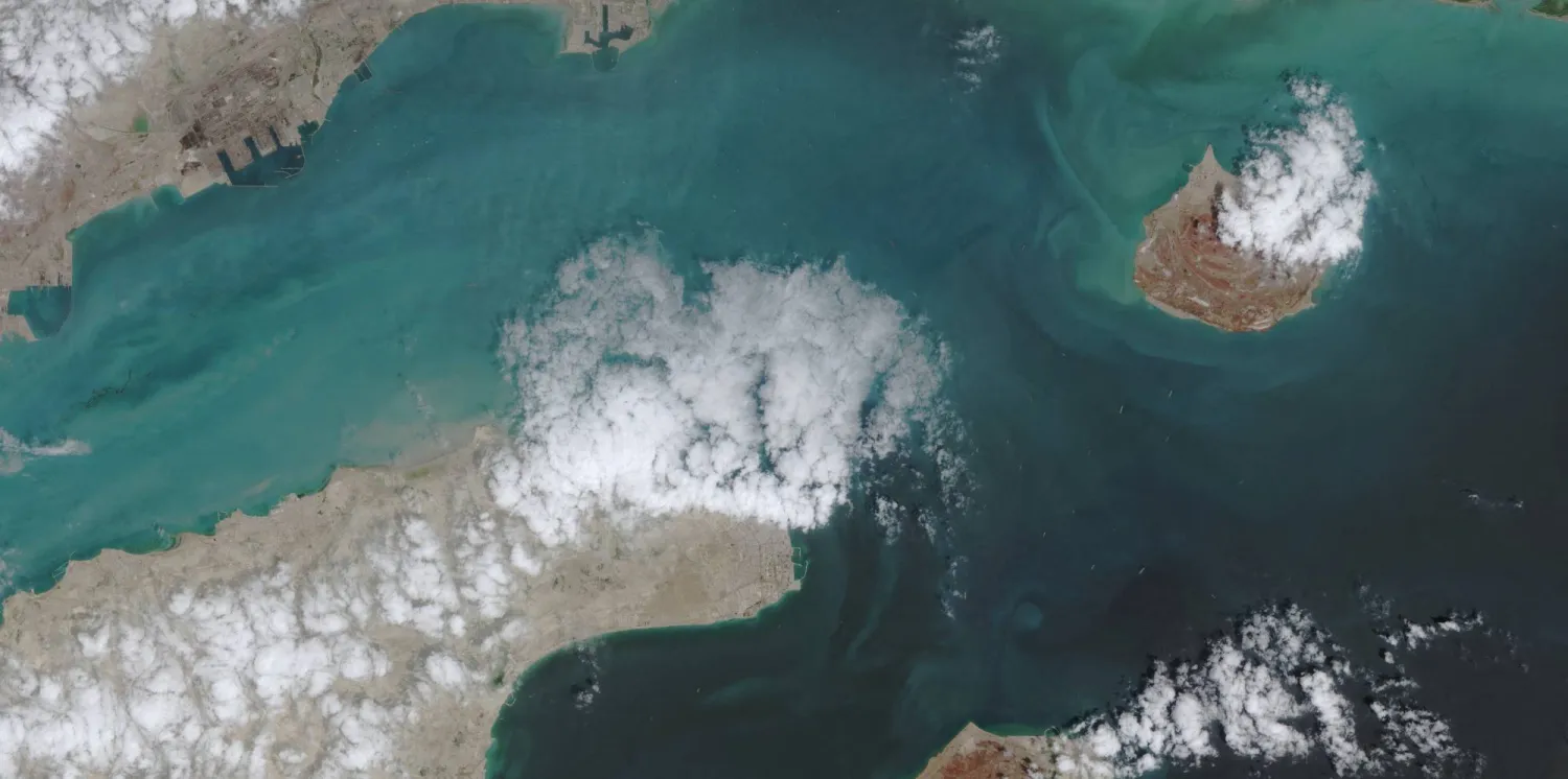 صورة التقطها قمر اصطناعي تُظهر حركةَ السفن في مضيق هرمز يوم 17 أبريل من الفضاء (رويترز)