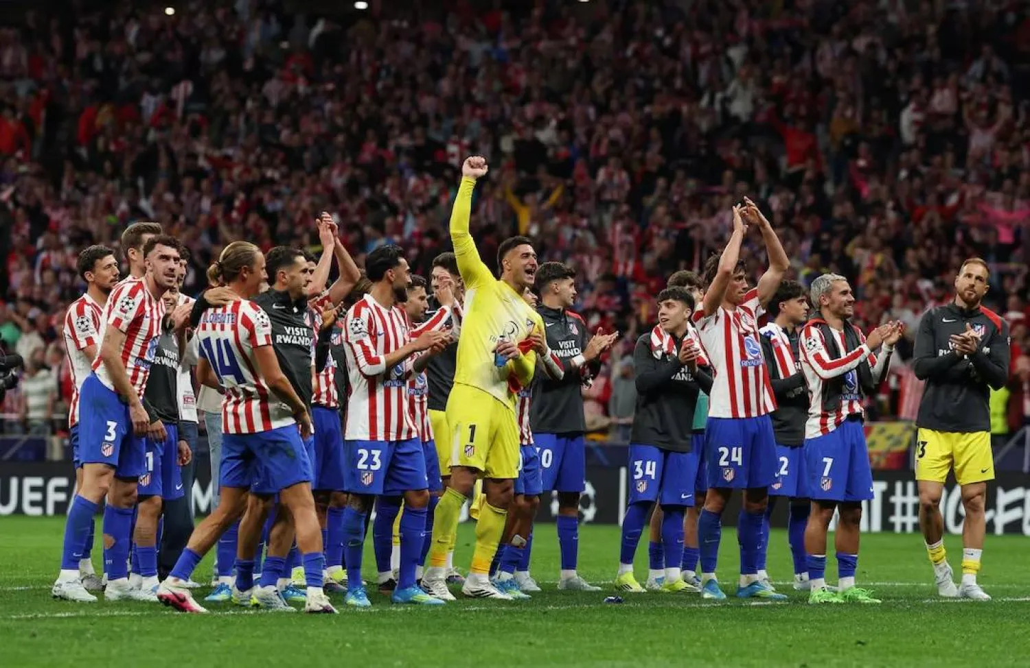 أتلتيكو يتجاوز صدمة برشلونة ويبلغ نصف نهائي دوري الأبطال لأول مرة منذ 9 سنوات (رويترز)