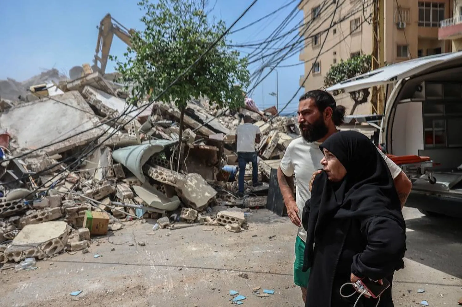  A woman reacts as emergency personnel search for survivors at the site of an Israeli strike carried out just before a 10-day ceasefire between Lebanon and Israel, in Tyre, Lebanon, April 17, 2026. (Reuters)