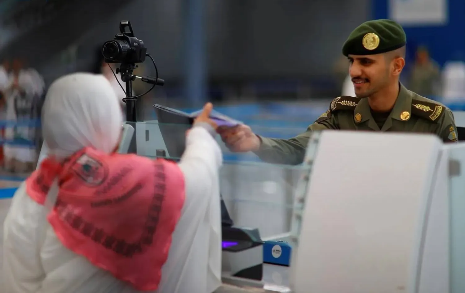 «الجوازات» السعودية سخَّرت جميع إمكاناتها لتسهيل إجراءات دخول الحجاج عبر المنافذ الدولية (واس)
