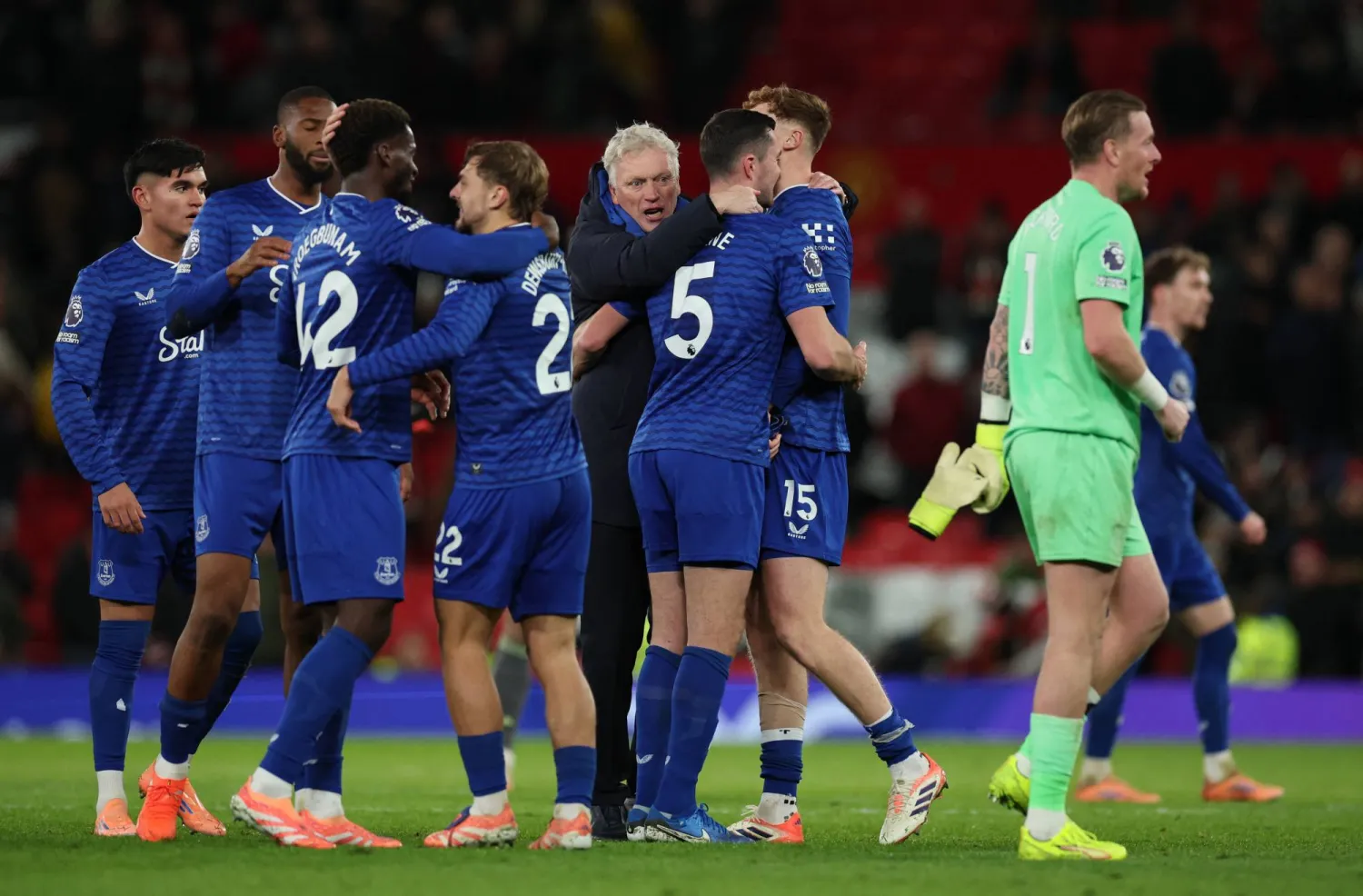 فريق إيفرتون (رويترز)