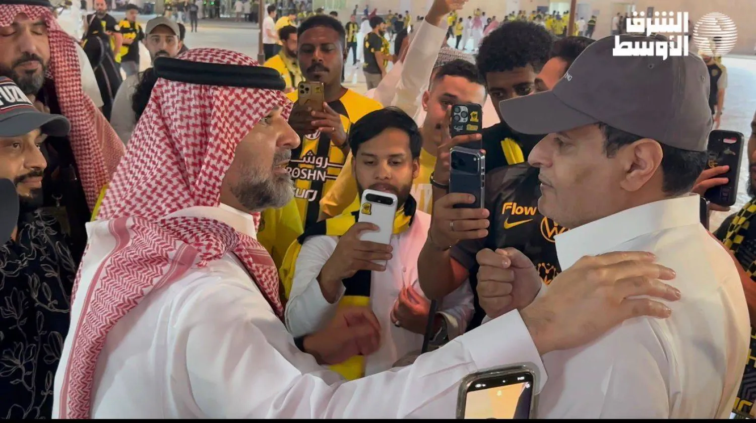 فهد سندي في حديثه مع الجماهير (الشرق الأوسط)