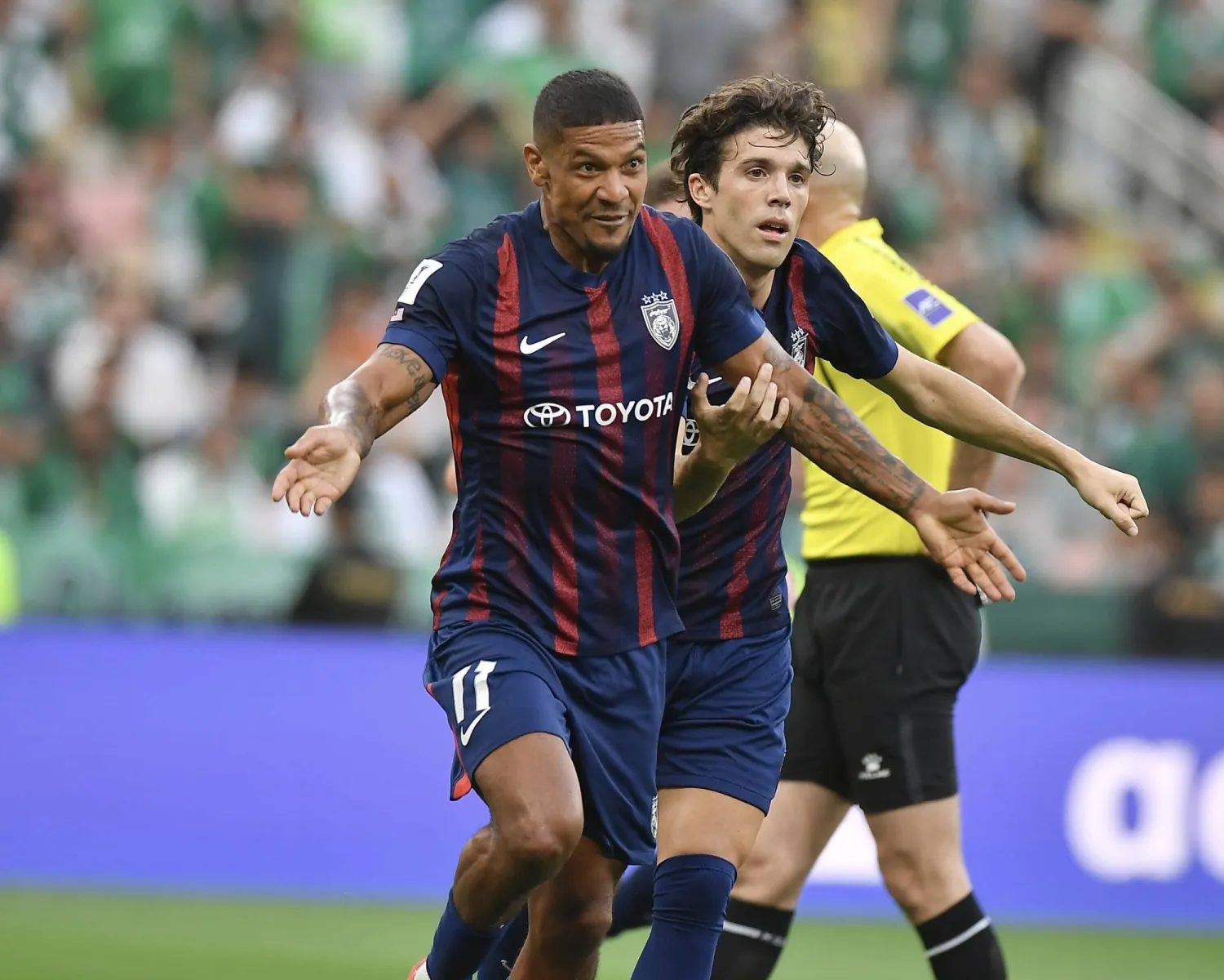 جايرو داسيلفا تعرض لإصابة قوية أثناء المباراة (النادي الأهلي) 