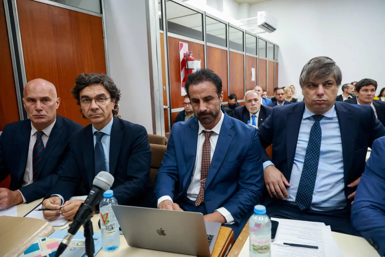 الطبيب السابق لأسطورة كرة القدم الأرجنتينية دييغو مارادونا، ليوبولدو لوكي (وسط)، يظهر أمام المحكمة خلال جلسة تمهيدية في محاكمة تتعلق بوفاته (أ.ف.ب)