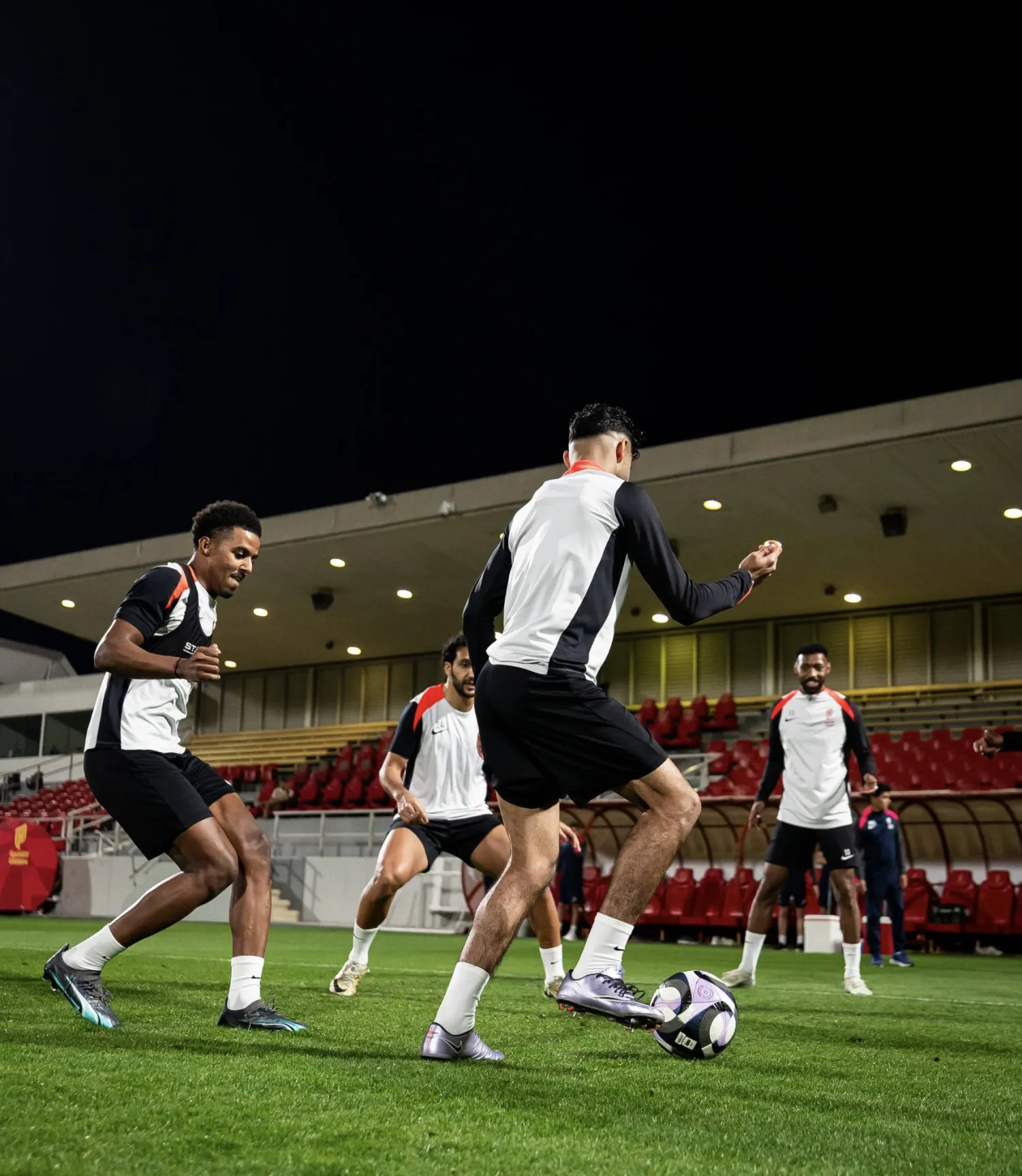 لاعبو القادسية خلال التحضيرات الأخيرة للجولة المقبلة (نادي القادسية)