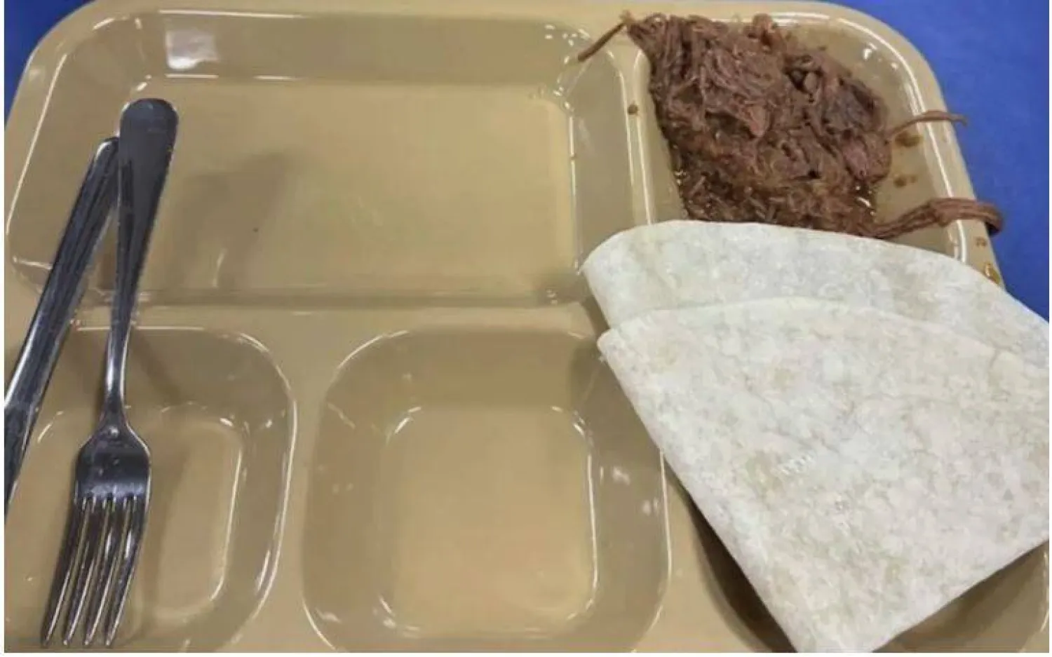 وجبة متواضعة تم تصويرها على متن يو إس إس طرابلس (صحيفة «يو إس إيه توداي»)