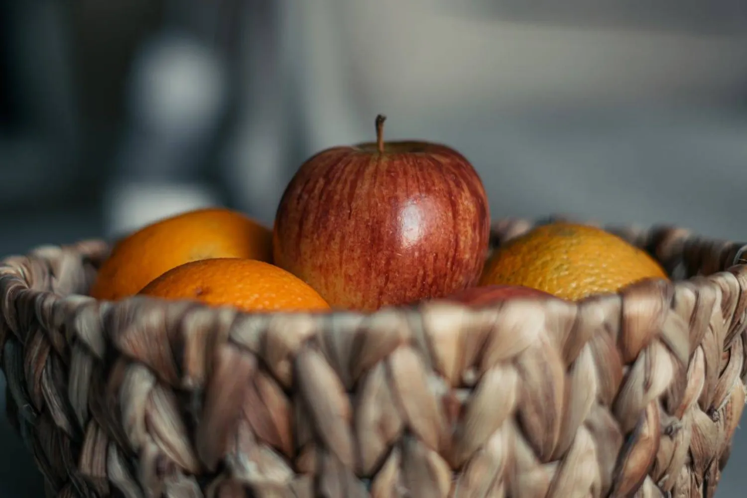 الألياف وطريقة تناول الفاكهة تلعب دوراً أساسياً في تحديد التأثير على سكر الدم (بكسلز)