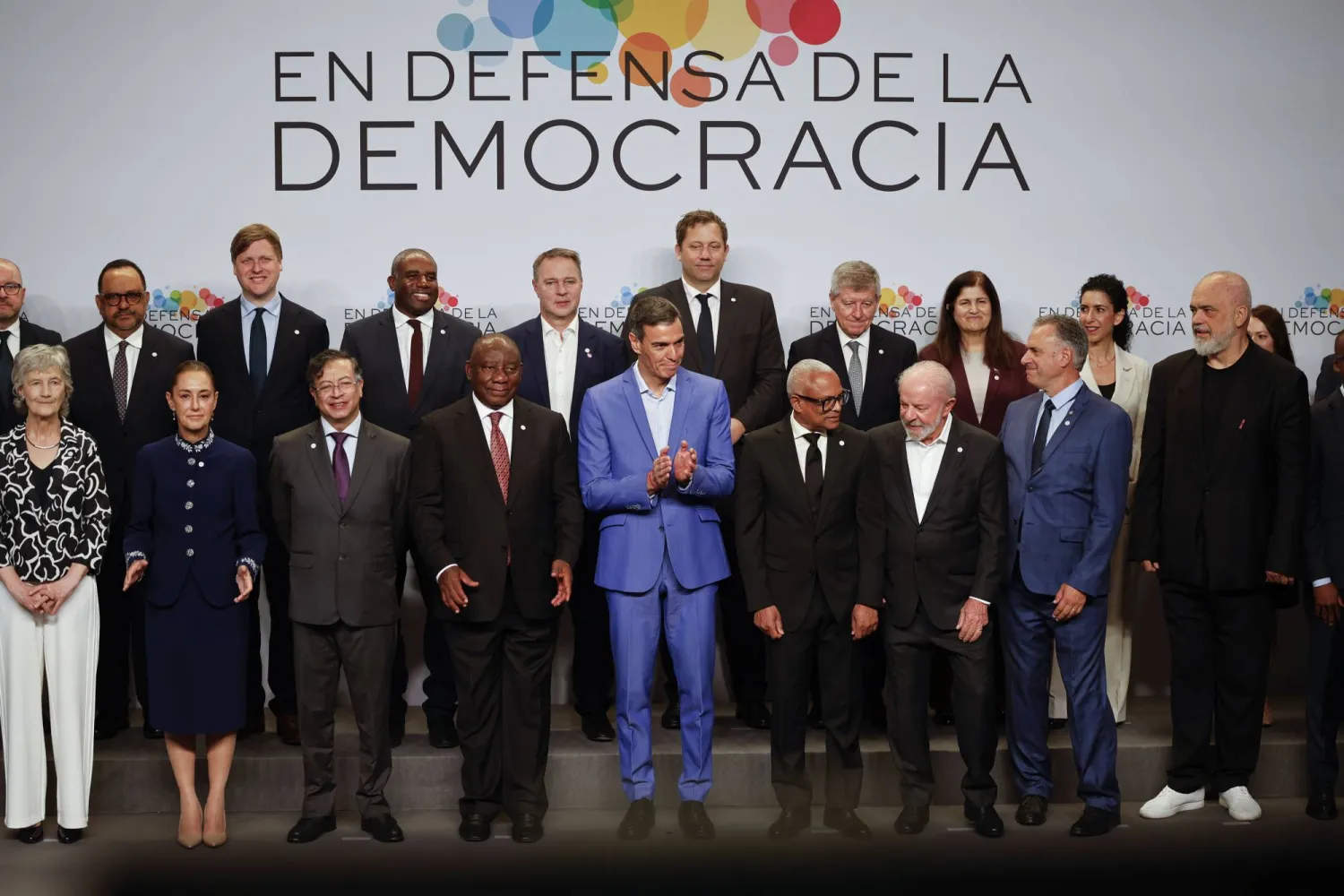 الزعماء في قمة «الدفاع عن الديمقراطية» (إ.ب.أ)