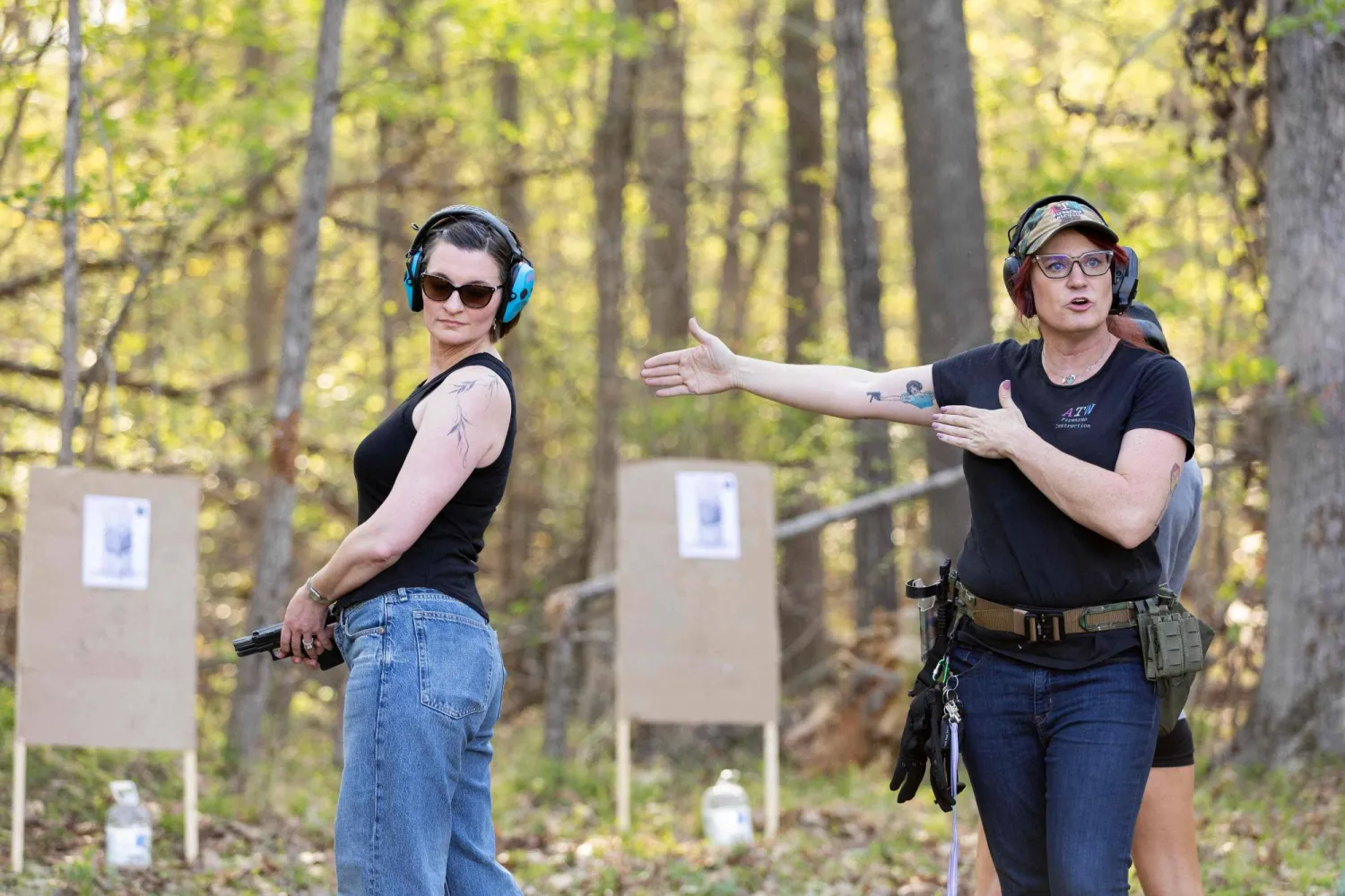 المدرّبة كلارا إليوت تعطي تعليماتها (أ.ف.ب)