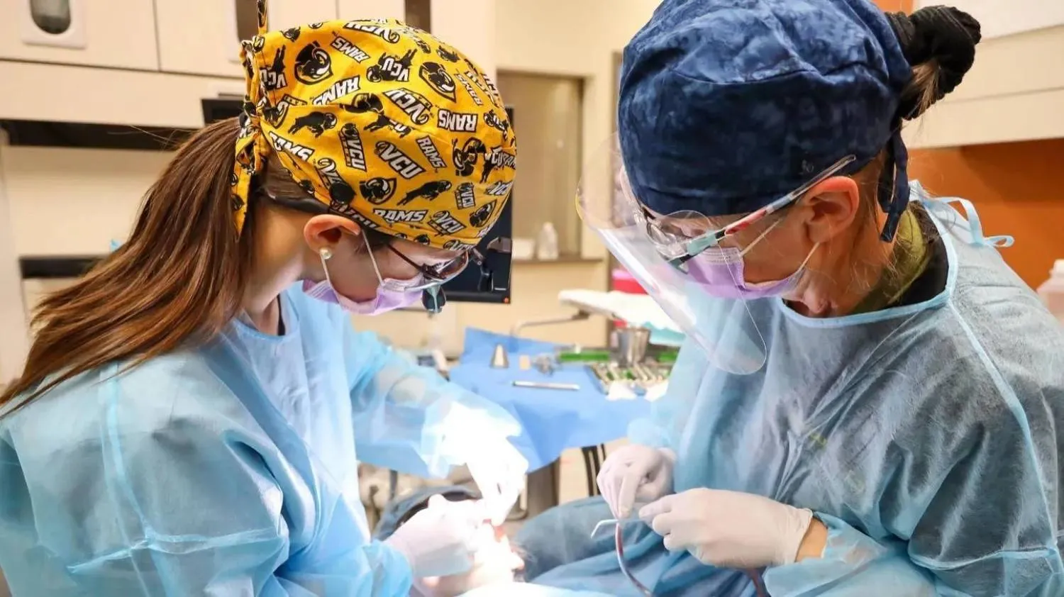 تحدُث هذه العدوى عادة بين الأشخاص المتردّدين على المستشفيات (جامعة فرجينيا كومونولث)