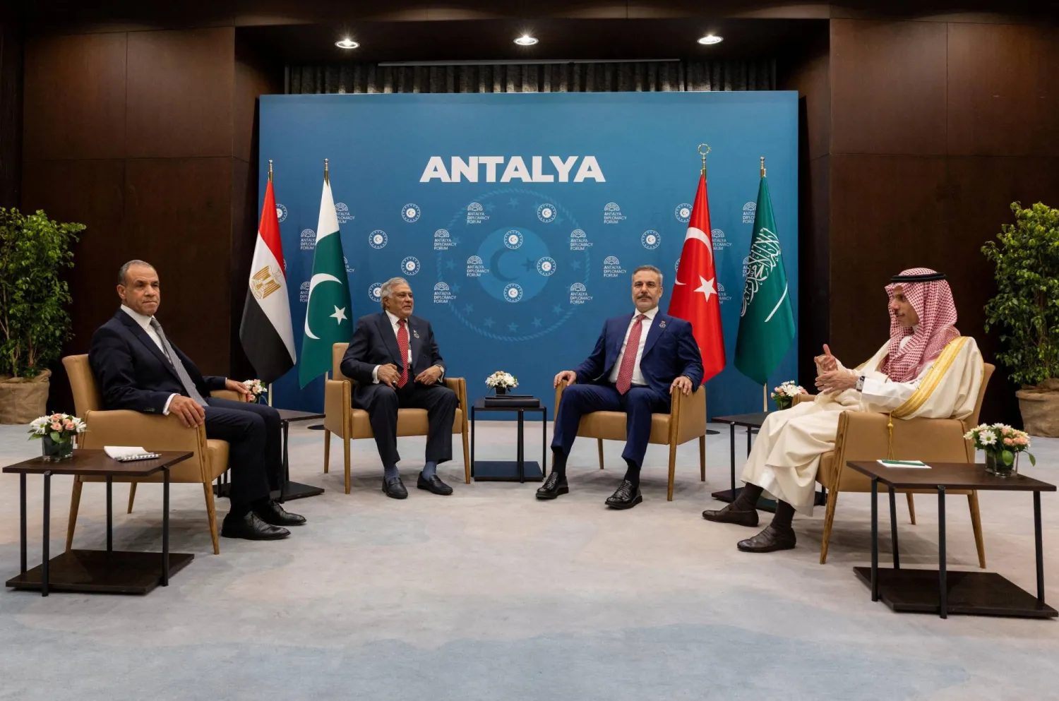 وزراء خارجية تركيا والسعودية ومصر وباكستان خلال اجتماعهم في أنطاليا لمناقشة جهود وقف حرب إيران (رويترز)