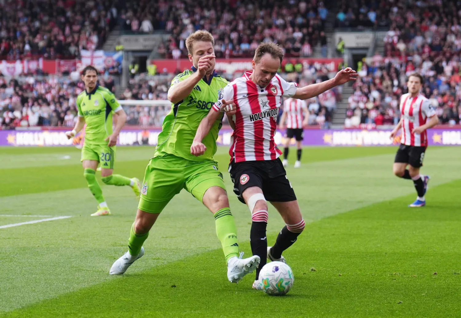 صراع على الكرة بين يواكيم أندرسن من فولهام وميكيل دامسغارد من برينتفورد (د.ب.أ)