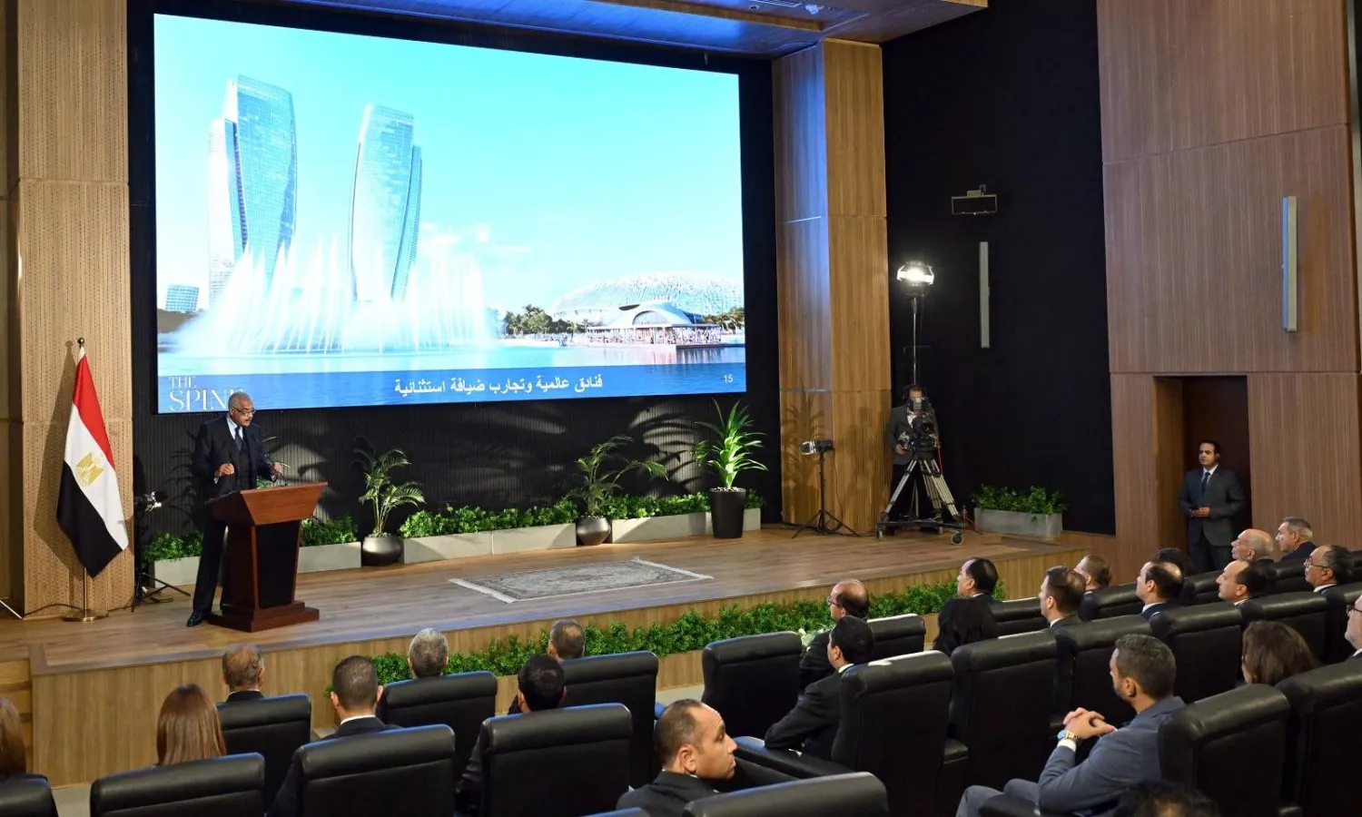 هشام طلعت مصطفى خلال إطلاقه المشروع الجديد في مجلس الوزراء المصري (الشرق الأوسط)