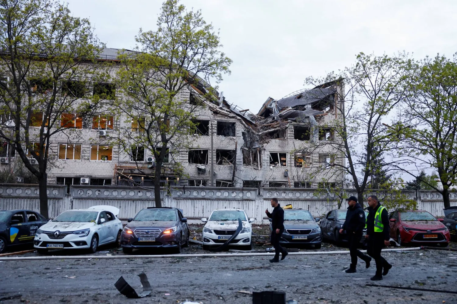 ضباط شرطة أوكرانيون في أحد شوارع كييف (رويترز)