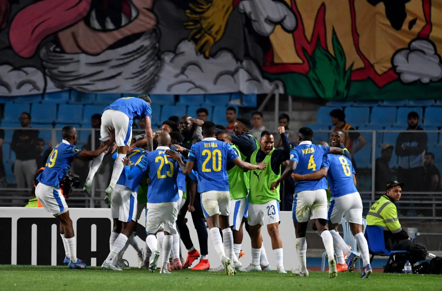 لاعبو ماميلودي صن داونز يحتفلون بتسجيل هدفهم الأول أمام الترجي الرياضي التونسي (أ.ف.ب)