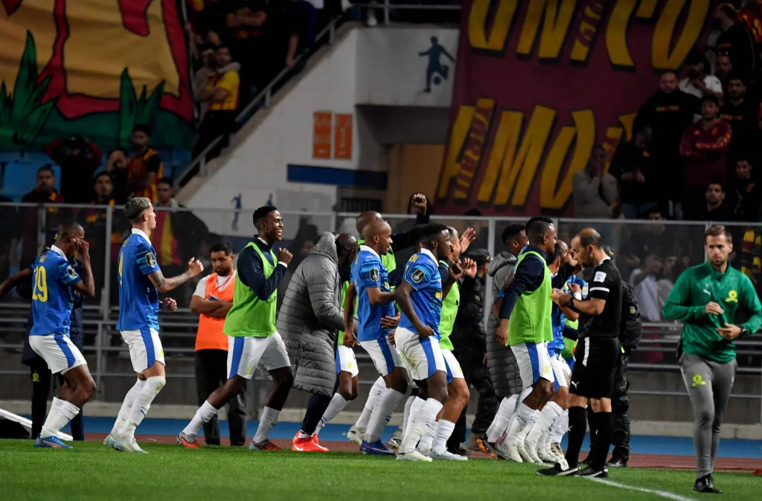 فرحة لاعبي ماميلودي صن داونز (أ.ف.ب)