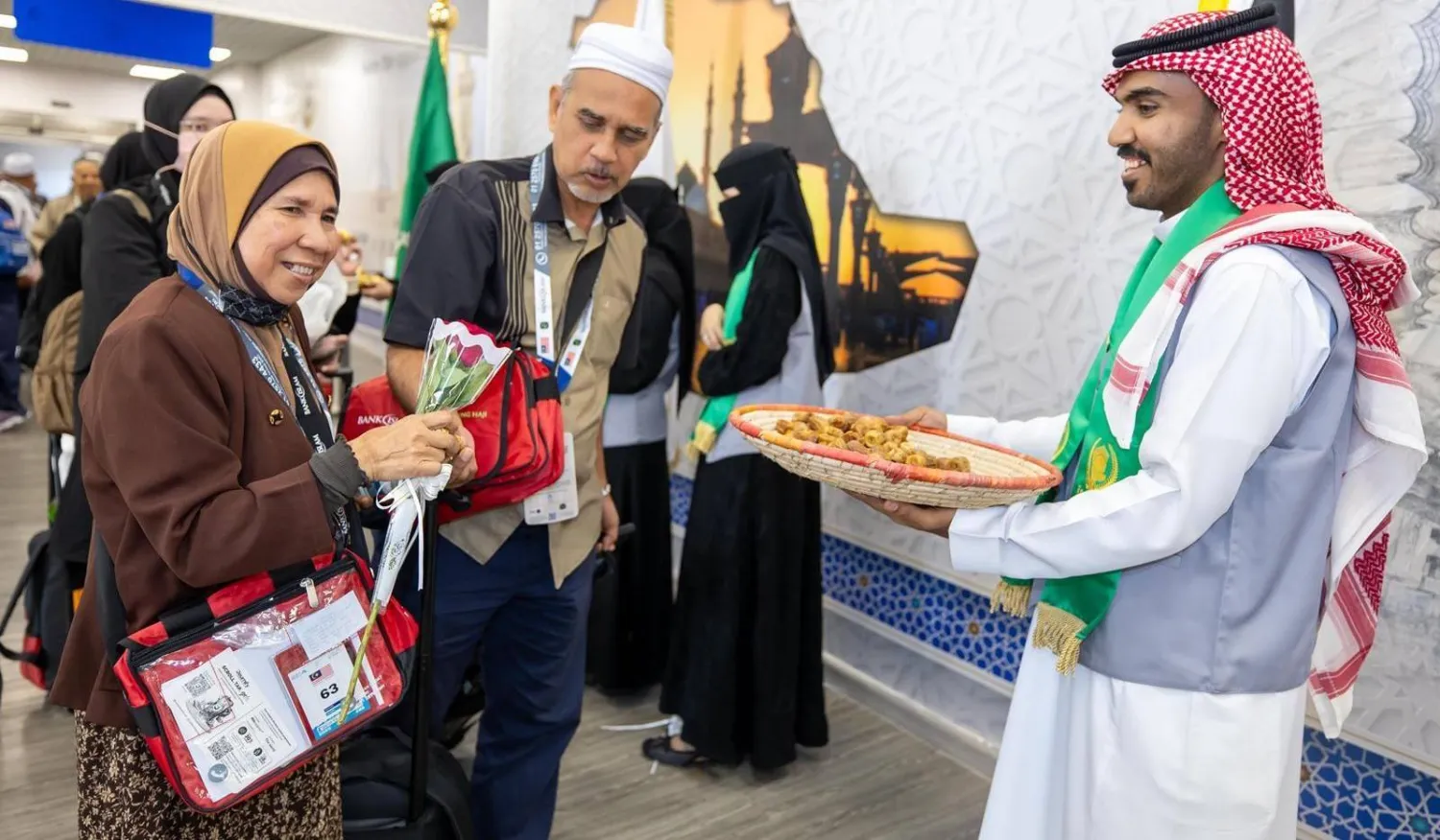 حفاوة سعودية بالحجاج بصالة مبادرة «طريق مكة» بمطار جناح الدولي بكراتشي (الداخلية السعودية)