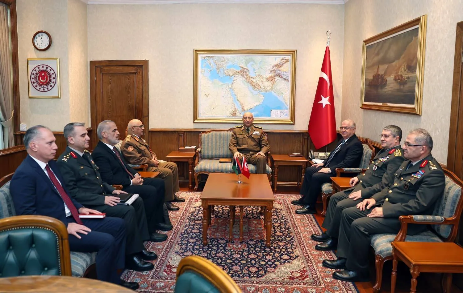 جانب من اجتماع وزير الدفاع التركي يشار غولر والوفد العسكري الليبي برئاسة رئيس الأركان محمد الحداد قبل ساعات من تحطُّم طائرتهم في ضواحي أنقرة بتاريخ 23 ديسمبر الماضي (الدفاع التركية)