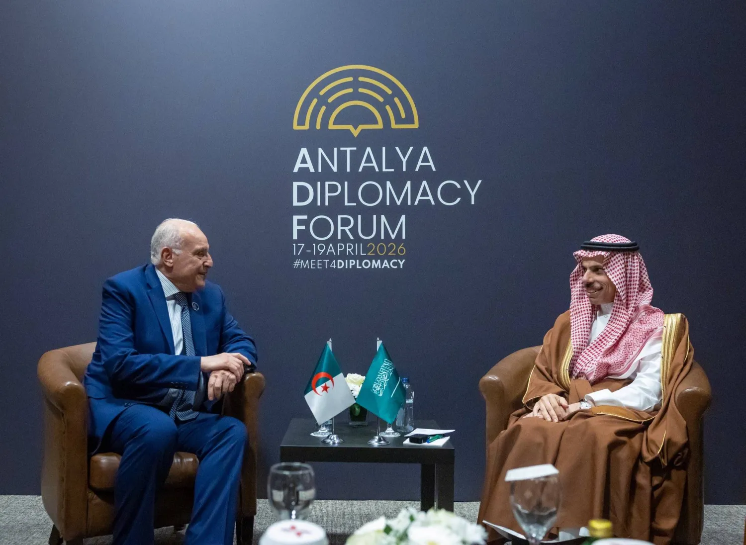 الأمير فيصل بن فرحان وزير الخارجية السعودي خلال لقائه نظيره الجزائري أحمد عطّاف (واس)