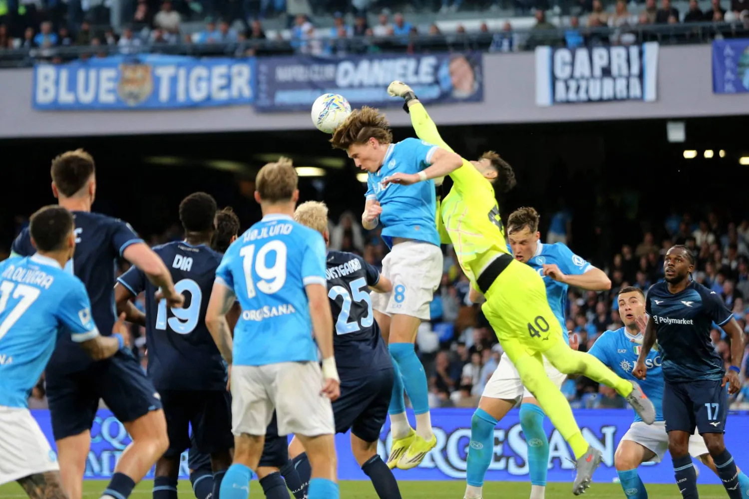 من مباراة لاتسيو ونابولي في الدوري الإيطالي (أ.ف.ب)