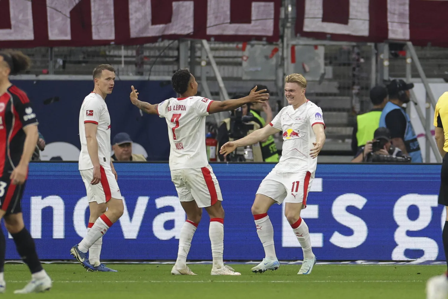 فرحة لاعبي لايبزيغ بالهدف الثالث (إ.ب.أ)