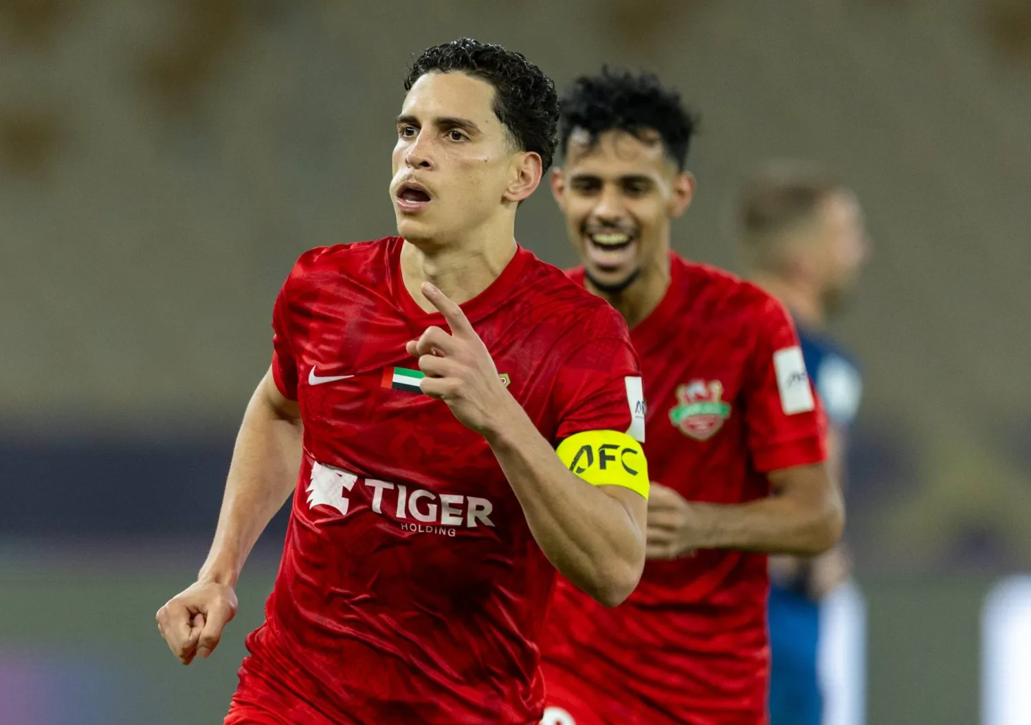 رينان فيكتور محتفلاً بهدف الفوز (نادي شباب الأهلي)