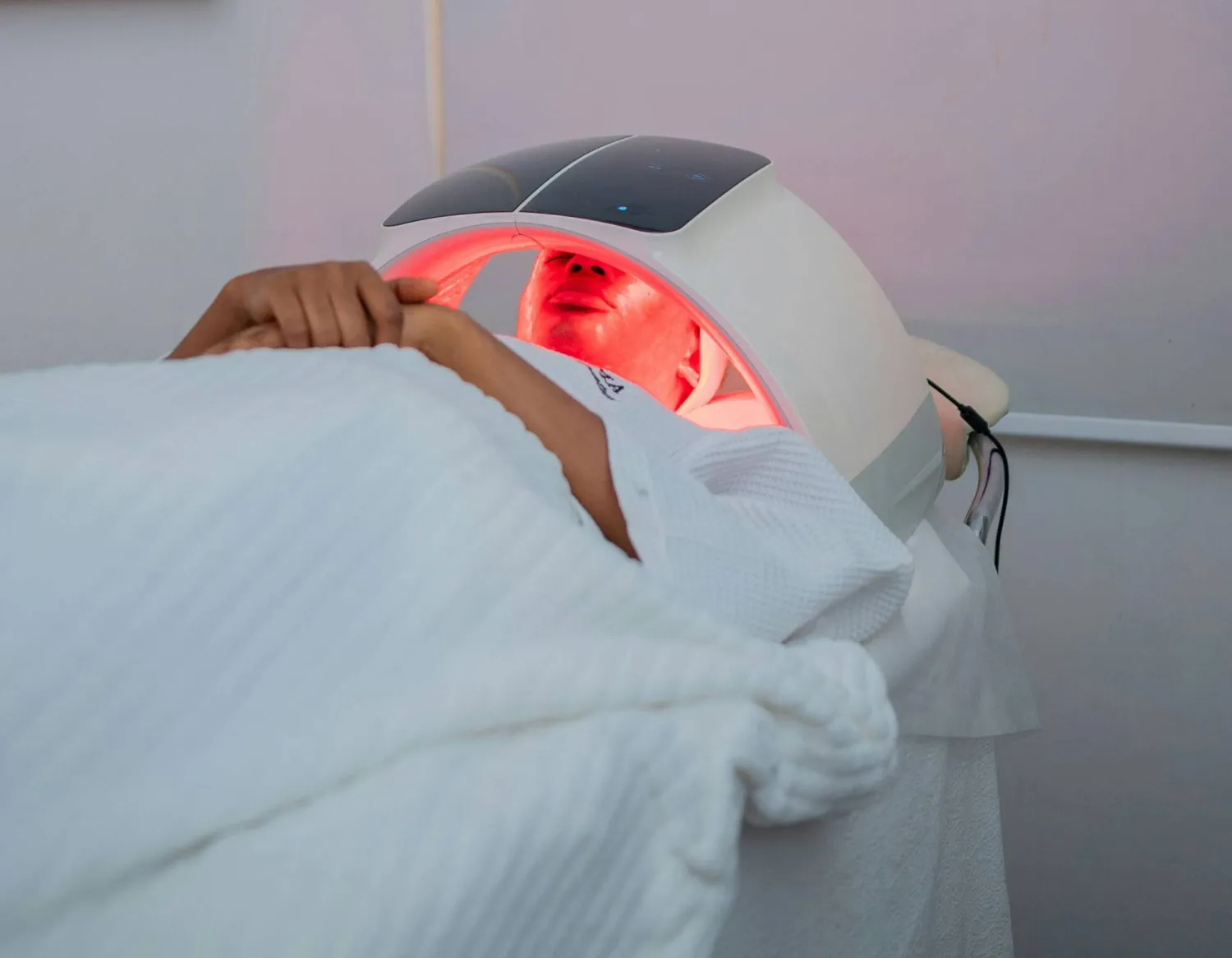 الأدلة العلمية تدعم بشكل متزايد الادعاء بأن العلاج بالضوء الأحمر يُحسّن ملمس البشرة ويُعزز نمو الشعر (بيكسلز)