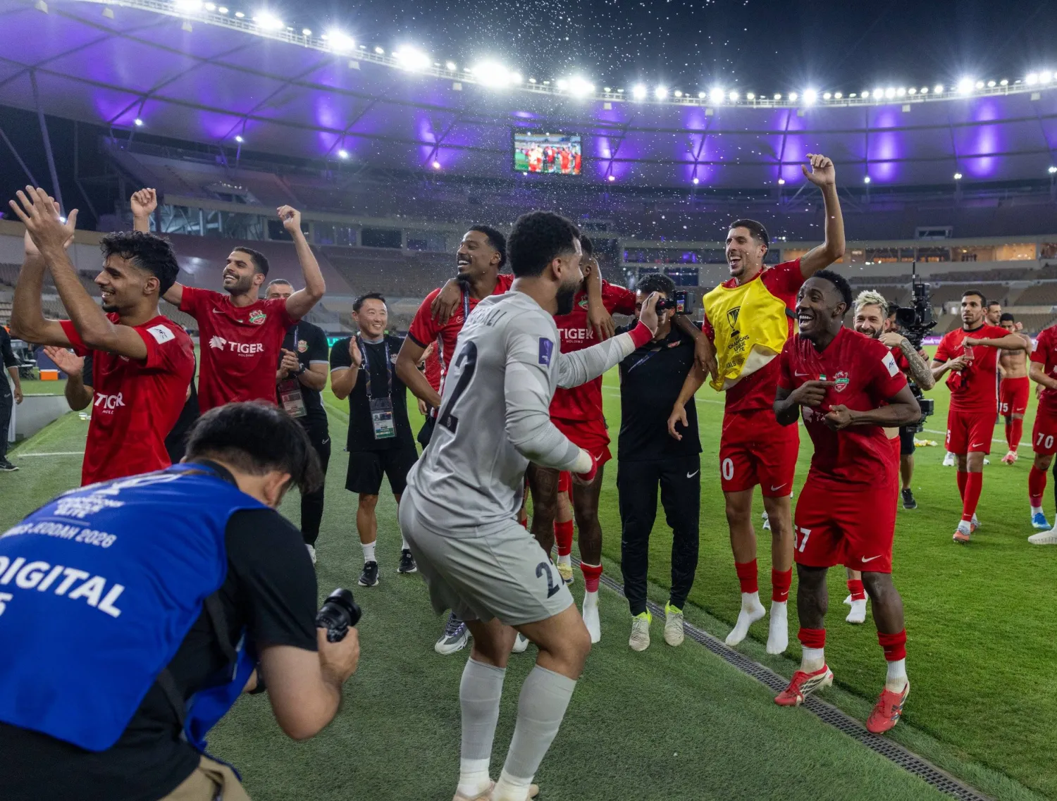 لاعبو شباب الأهلي يحتفلون بعد التأهل إلى نصف النهائي الآسيوي (واس)
