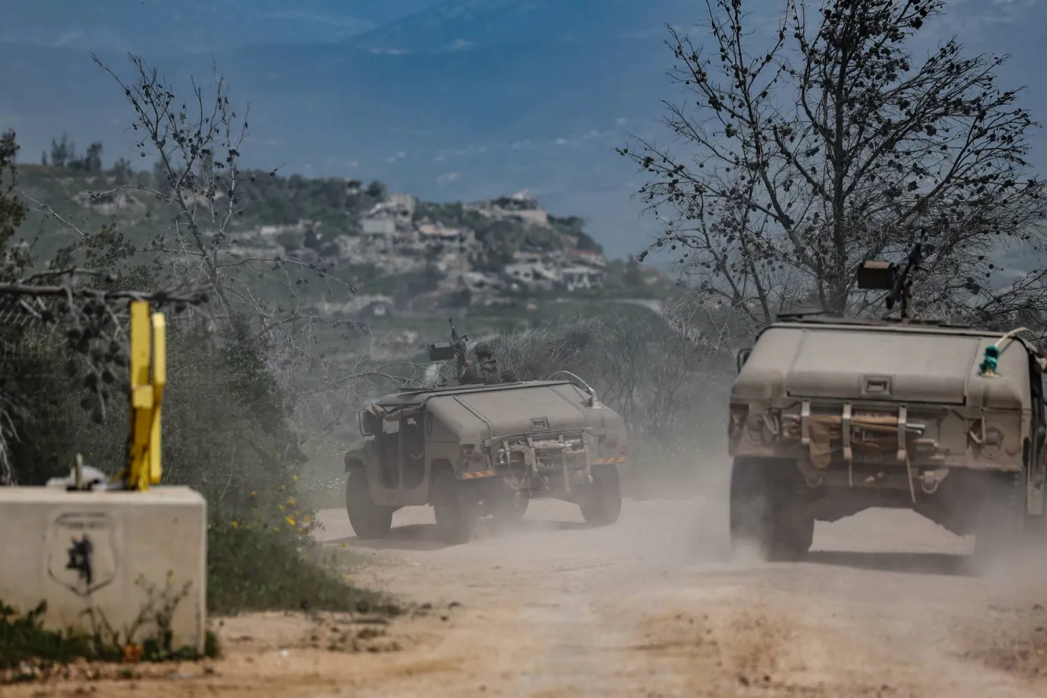 مركبات عسكرية إسرائيلية في طريقها لعبور الحدود مع لبنان (إ.ب.أ)