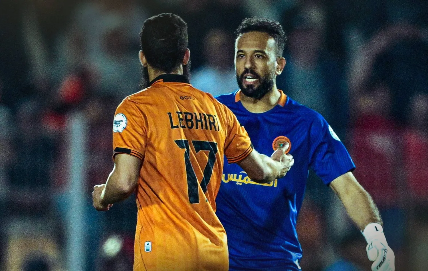 لاعبو الفريقين يحييون بعضهم بعد نهاية اللقاء (الاتحاد الأفريقي لكرة القدم)