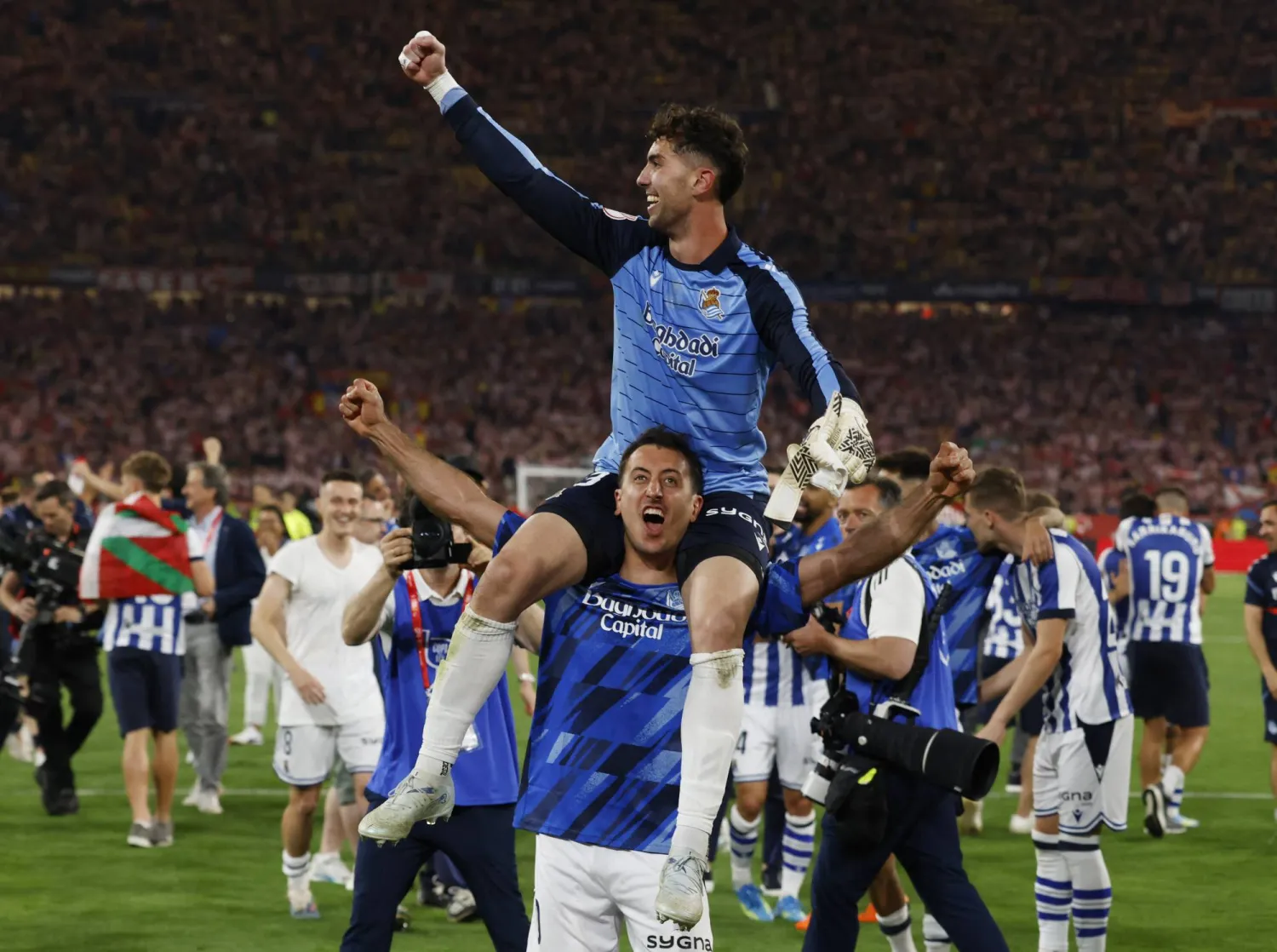 ميكيل أويارزابال والحارس أوناي ماريرو يحتفلان بعد الفوز على أتلتيكو (رويترز)