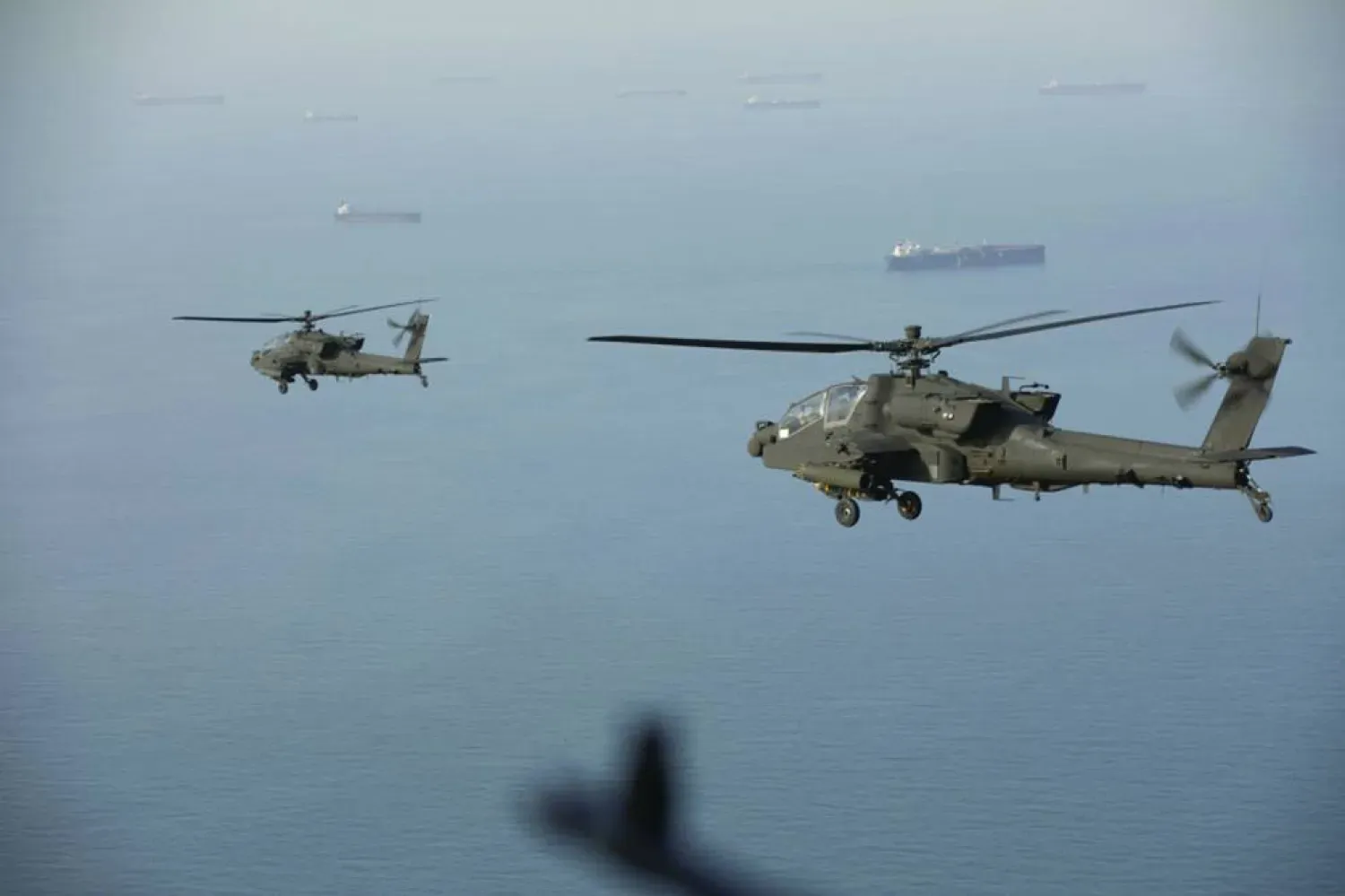ABD'ye ait iki AH-64 Apache saldırı helikopteri Hürmüz Boğazı üzerinde (CENTCOM)