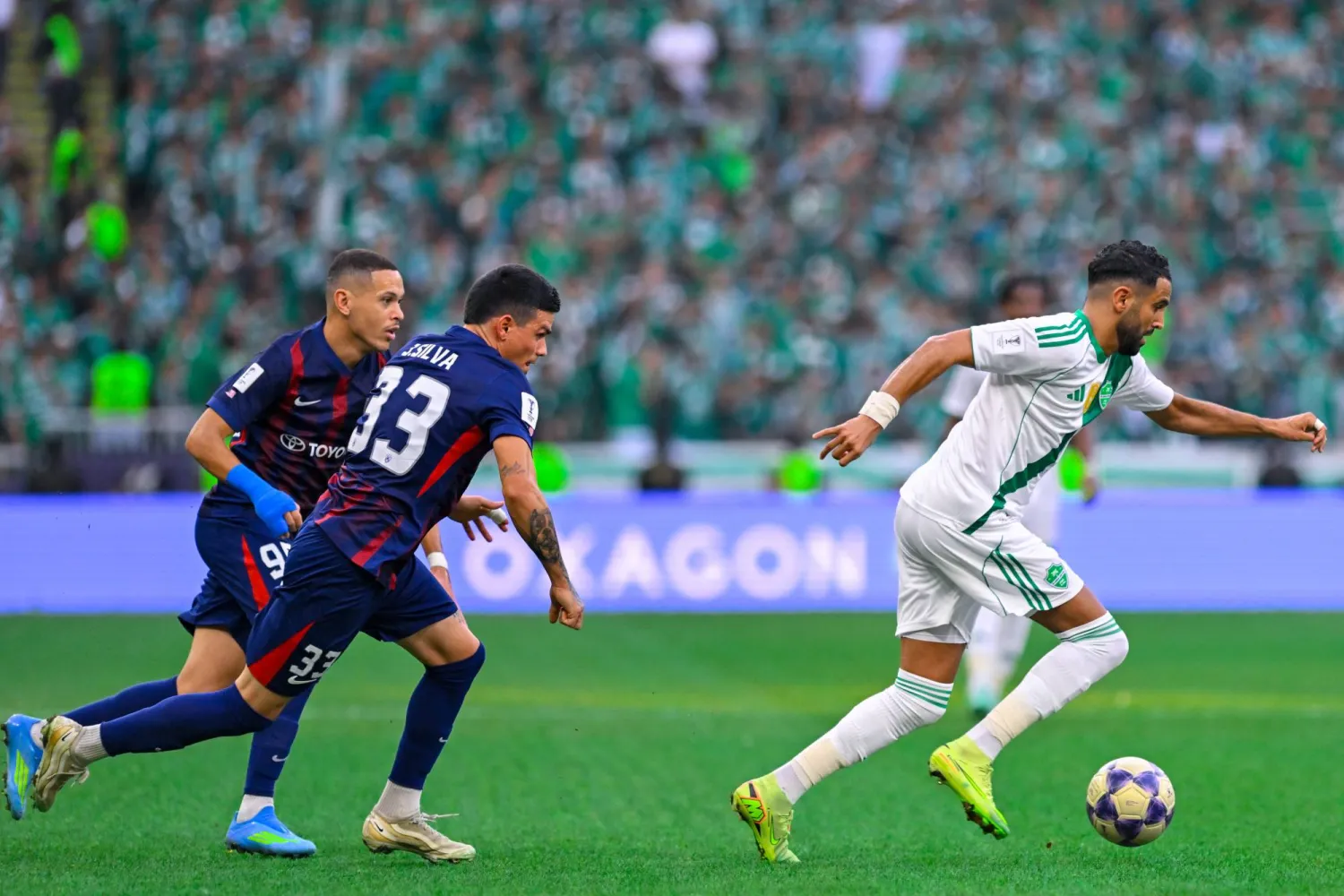 رياض محرز ورقة رابحة في الفريق الأهلاوي (واس)