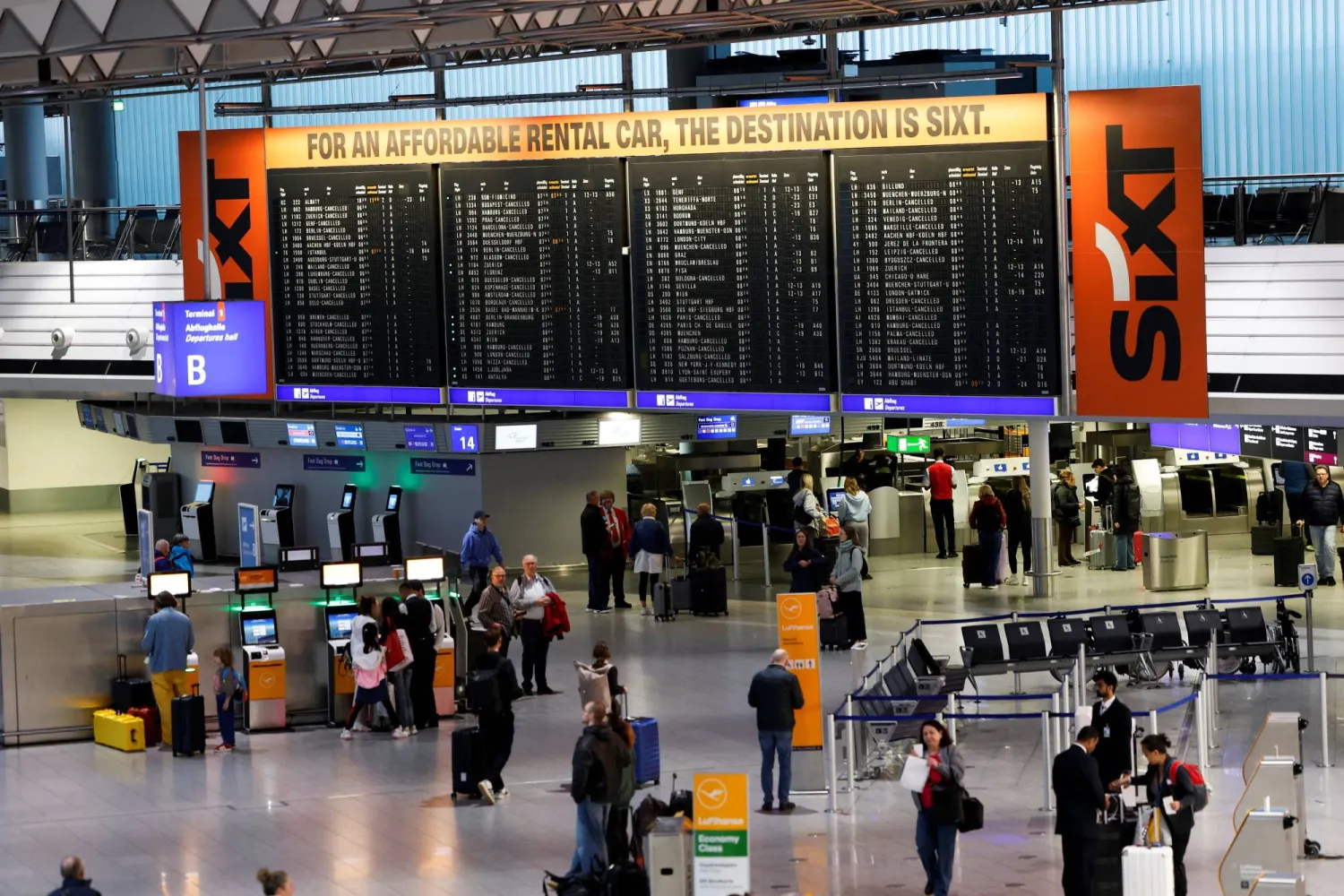 مسافرون يحملون أمتعتهم في مطار فرانكفورت بألمانيا بتاريخ 10 أبريل 2026 (رويترز)