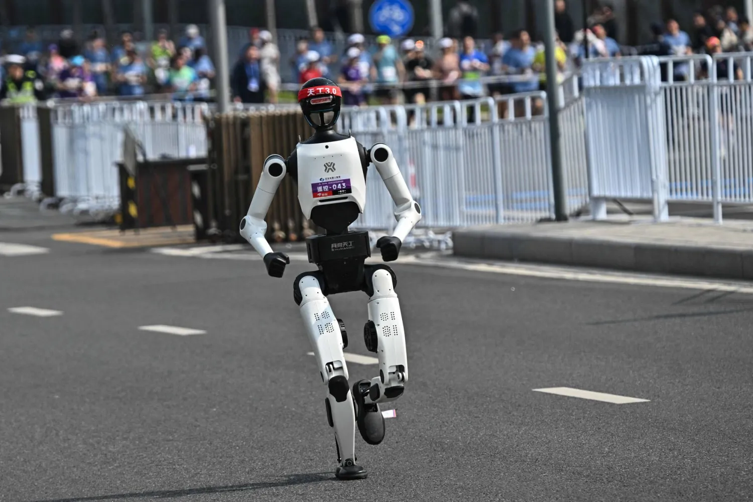  A robot runs in the second Beijing E-Town Half Marathon and Humanoid Half Marathon in Beijing on April 19, 2026. (AFP) 