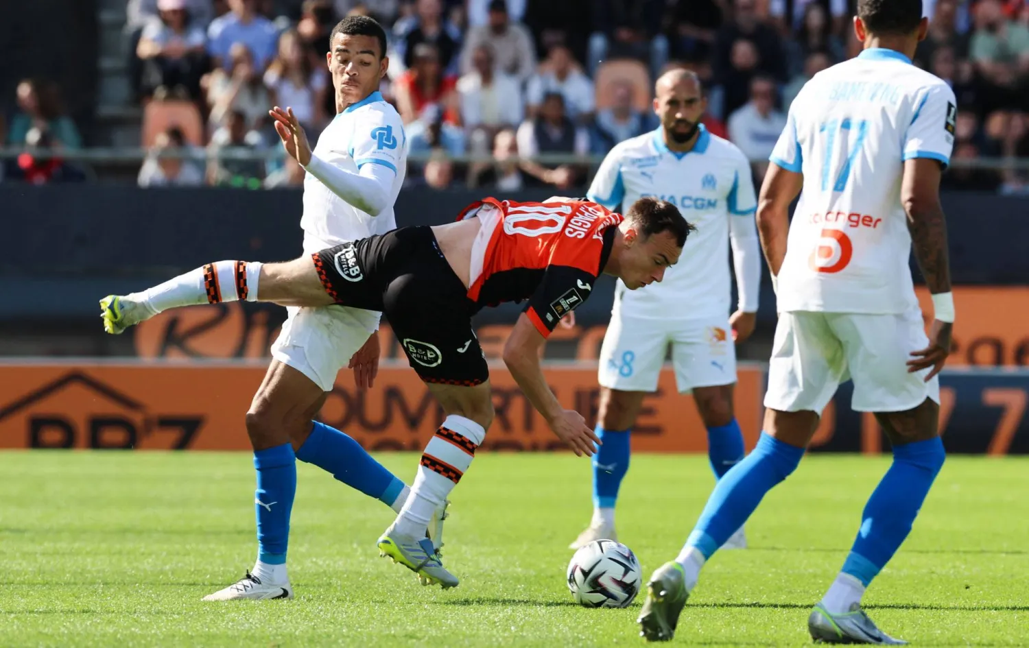 تلقّى مارسيليا ضربة قاسية بسقوطه أمام لوريان بهدفين دون رد (أ.ف.ب)