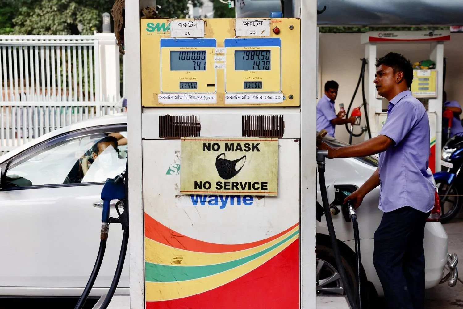 عامل يزوِّد سيارة بالوقود في إحدى المحطات ببنغلاديش (إكس)