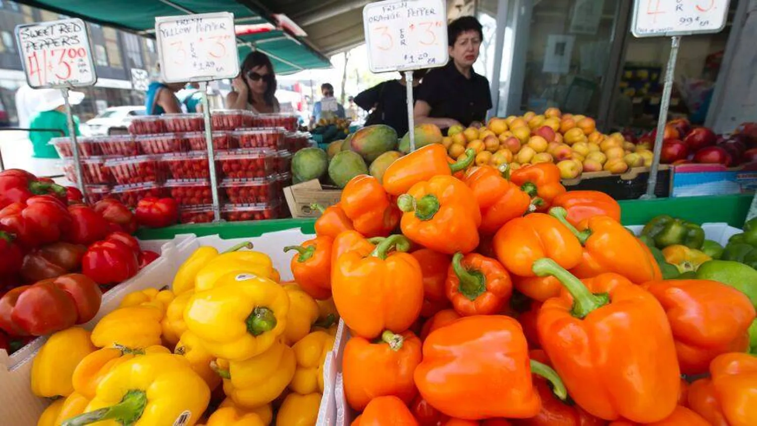 يحتوي الفلفل الحلو على مركبات نشطة بيولوجياً تدعم صحة الجهاز المناعي (رويترز)